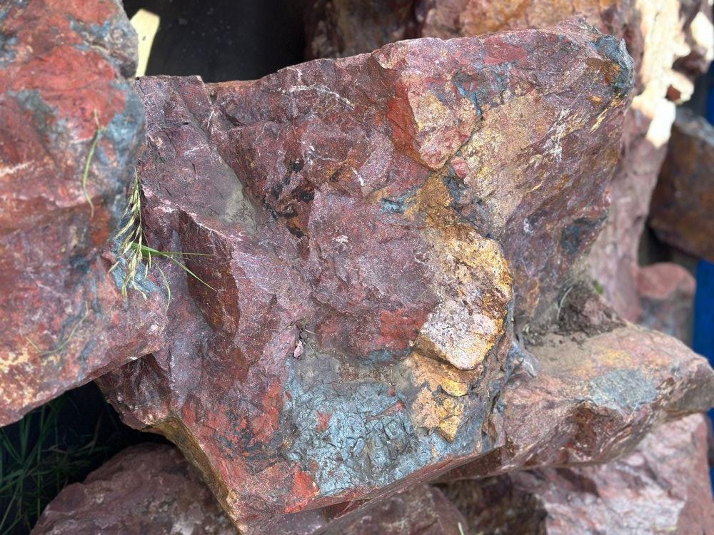 Камни для ландшафтного дизайна красно-фиолетовые 10-60 килограмм купить в Нижегородской области