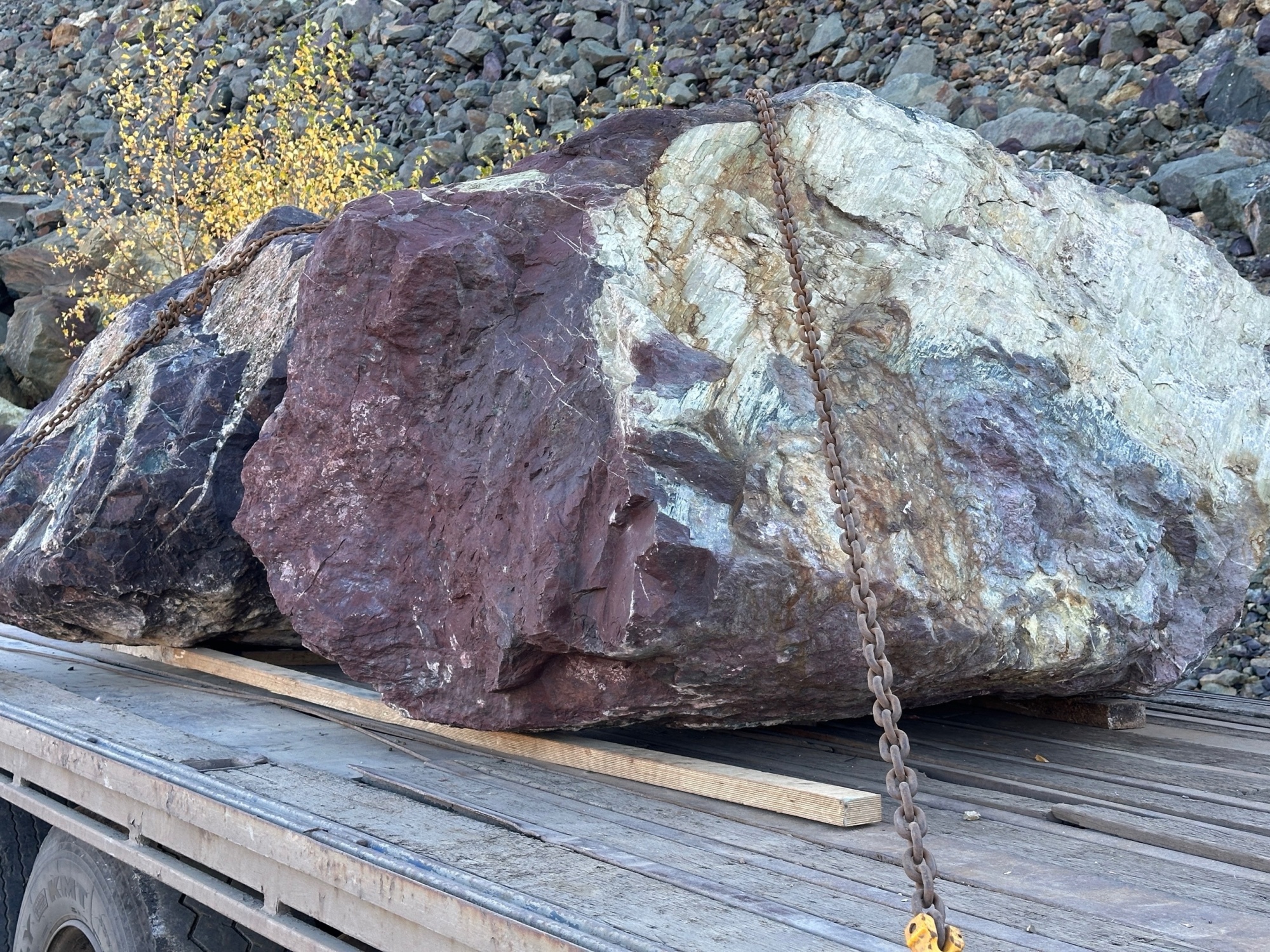 Огромные красно-фиолетовые валуны для ландшафтного дизайна весом более 5 тонн купить в Нижегородской области