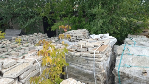 Плитняк галтованный гранитный для ландшафтного дизайна купить в Нижегородской области