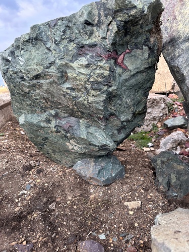 Гигантские зелёные валуны для ландшафтного дизайна весом более 5 тонн купить в Нижегородской области