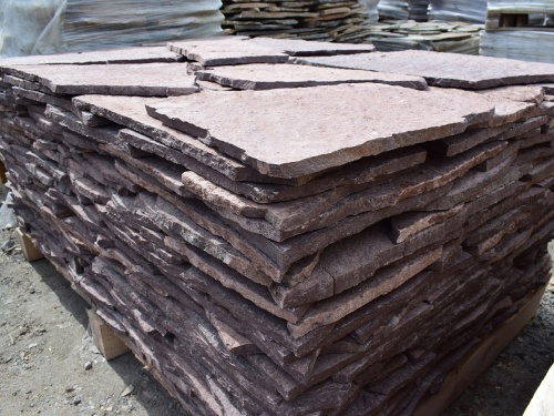 Плитняк лемезит бордовый для облицовки цоколя 20-25 мм  купить в Нижегородской области