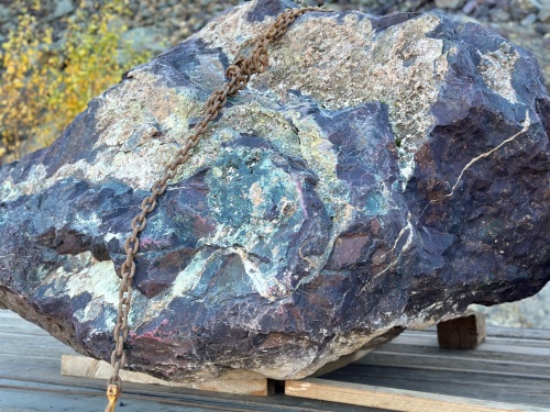 Огромные красно-фиолетовые валуны для ландшафтного дизайна весом более 5 тонн купить в Нижегородской области