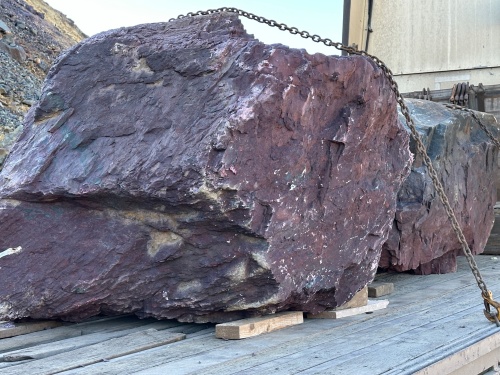 Огромные красно-фиолетовые валуны для ландшафтного дизайна весом более 5 тонн купить в Нижегородской области