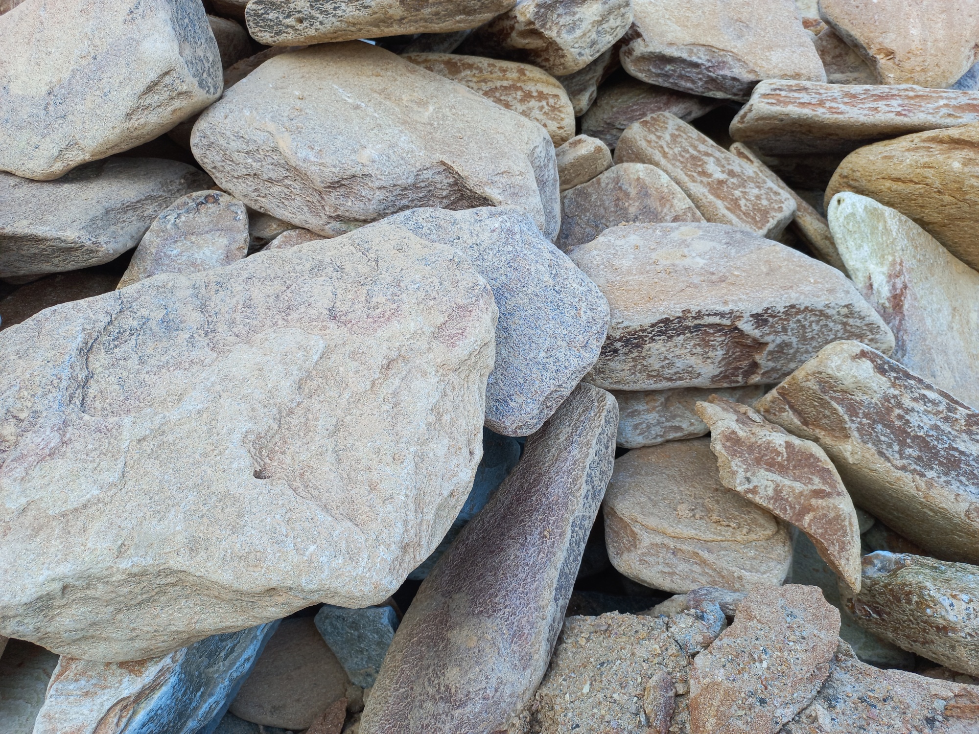 Златолит жёлтый, жёлто-зелёный глыбки и валуны для ланшафтного дизайна купить в Нижегородской области