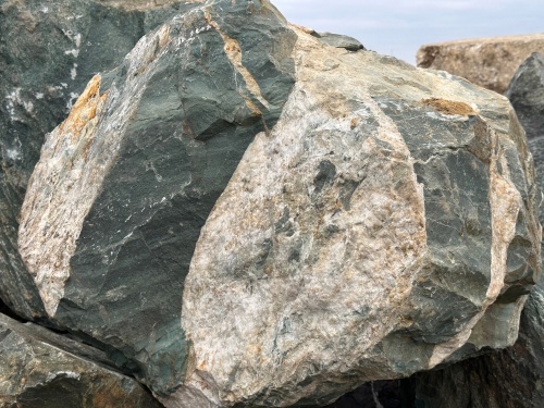 Гигантские зелёные валуны для ландшафтного дизайна весом более 5 тонн купить в Нижегородской области